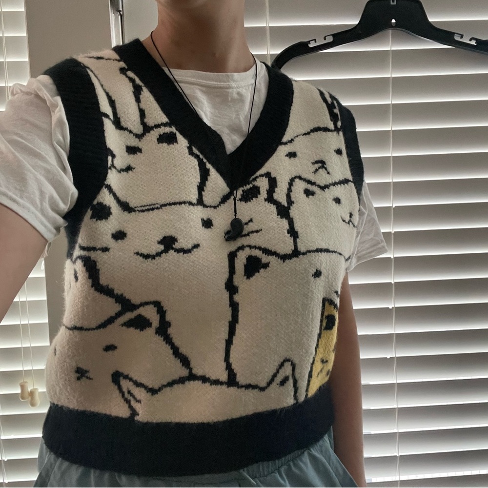 Cat Pattern V-Neck - Picture 3 of 3